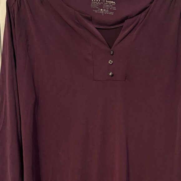 Soft lightweight VNeck Long Sleeve Shirt. L. Never worn. Maroon.3 buttons. - Picture 11 of 12
